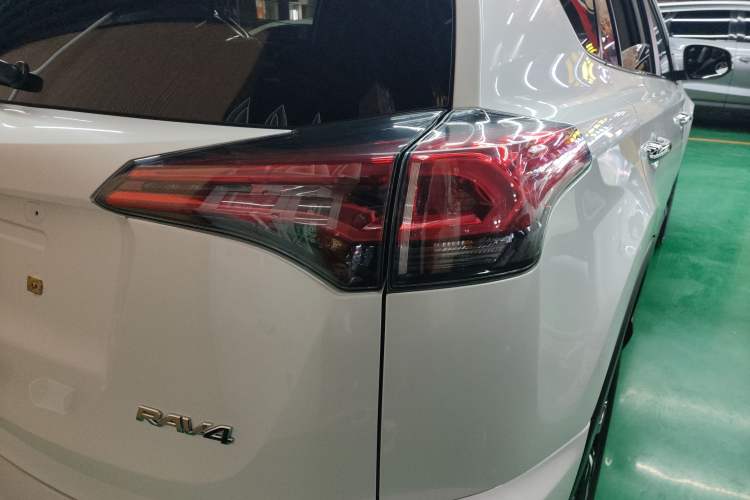 Used Toyota RAV4 2019 2.0L CVT Two-Wheel Drive Comfort Edition China VI Standard
