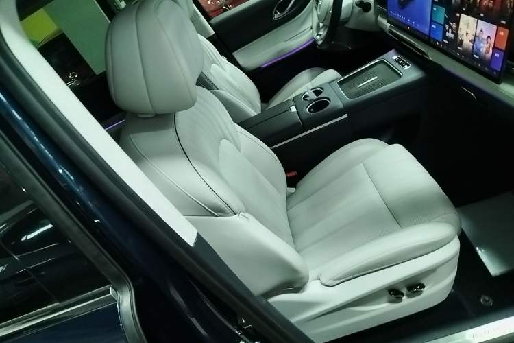 Used VOYAH Dream 2025 PHEV Four-Wheel-Drive Flagship Kunpeng Edition
