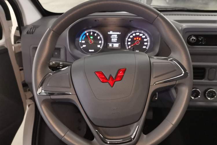 Used Wuling Yangguang 2025 Model 310KM Bus Edition—Customized by CATL

