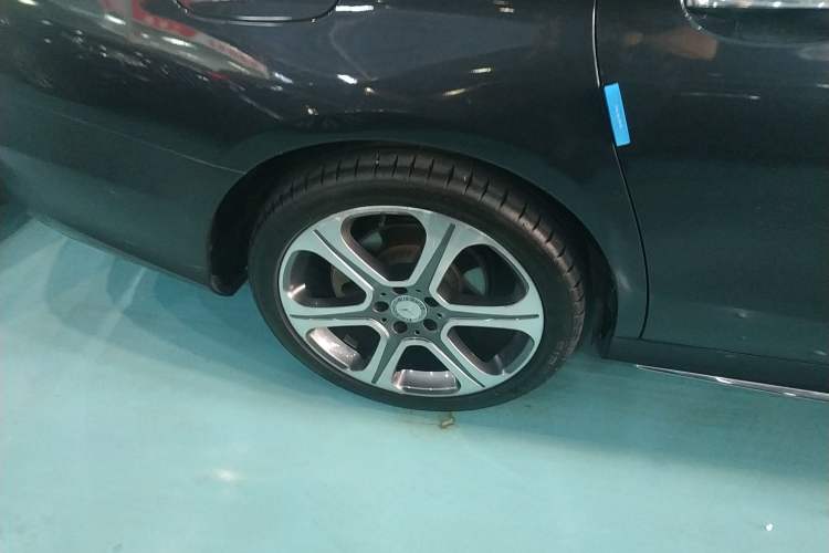 Used Mercedes-Benz E-Class 2016 E 300 L Sporty and Stylish Model
