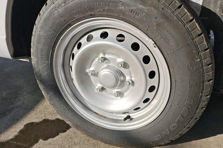 Used Wuling Yangguang 2024 300KM Comfort Version Passenger Van 75kW