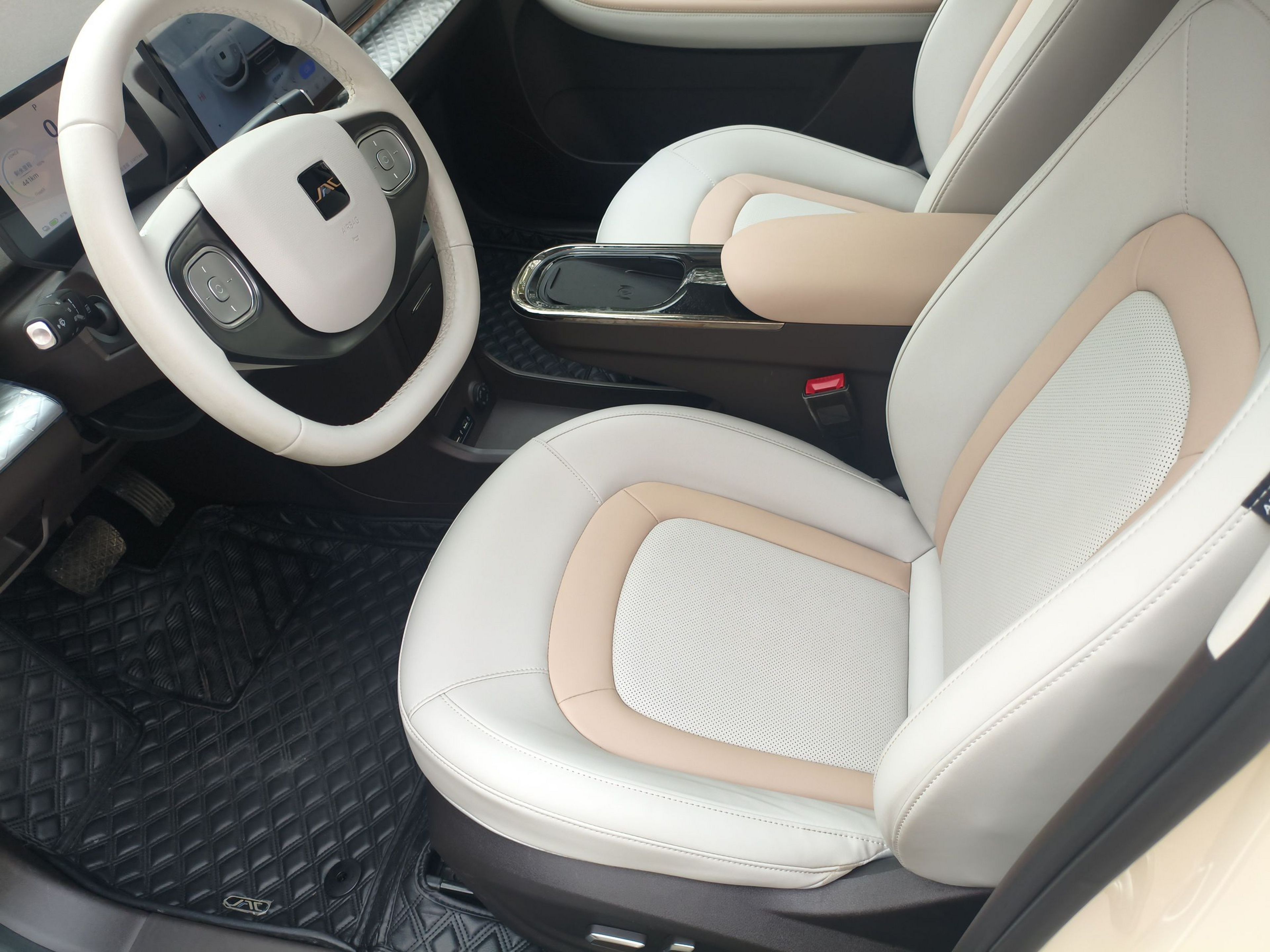 المقاعد الأمامية داخل السيارة