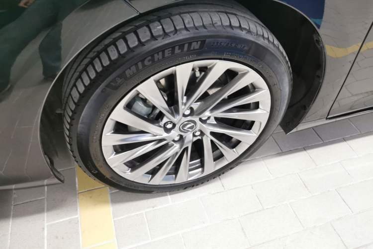 Used Lexus ES 2025 300h Deluxe Edition
