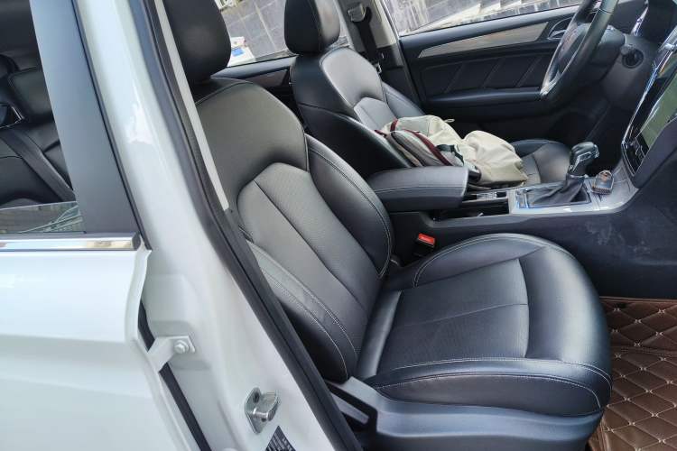 Used Roewe RX5 2016 30T Two-Wheel Drive Automatic Internet Smart Edition
