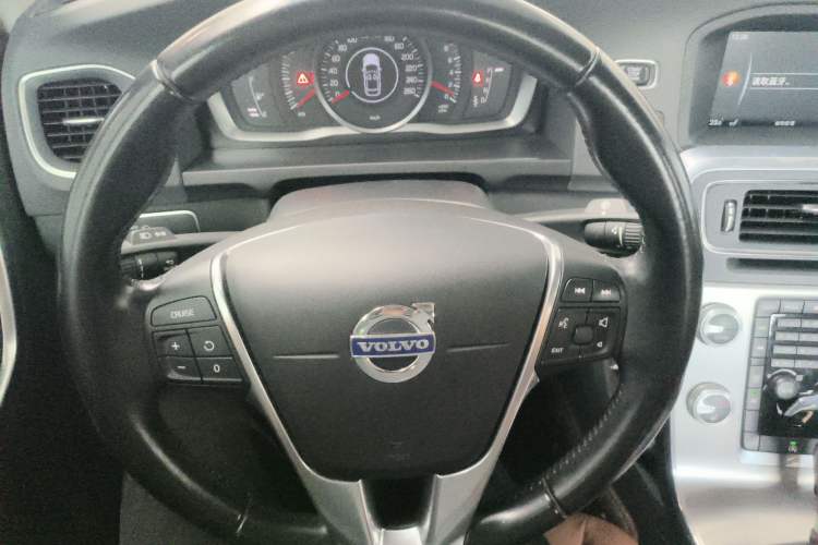 Used Volvo S60 2015 S60L 2.0T Zhiyuan Edition
