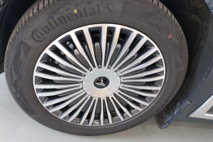 Used VOYAH Dream 2025 PHEV Four-Wheel Drive Excellence Qiankun Edition
