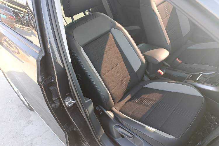 Used Volkswagen T-ROC 2018 280TSI DSG Two-Wheel Drive Advanced Version China V Emission Standard
