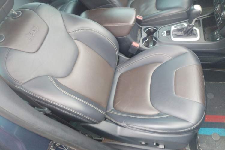 Used  Cherokee 2020 2.0L Two-Wheel Drive Classic Sports Edition
