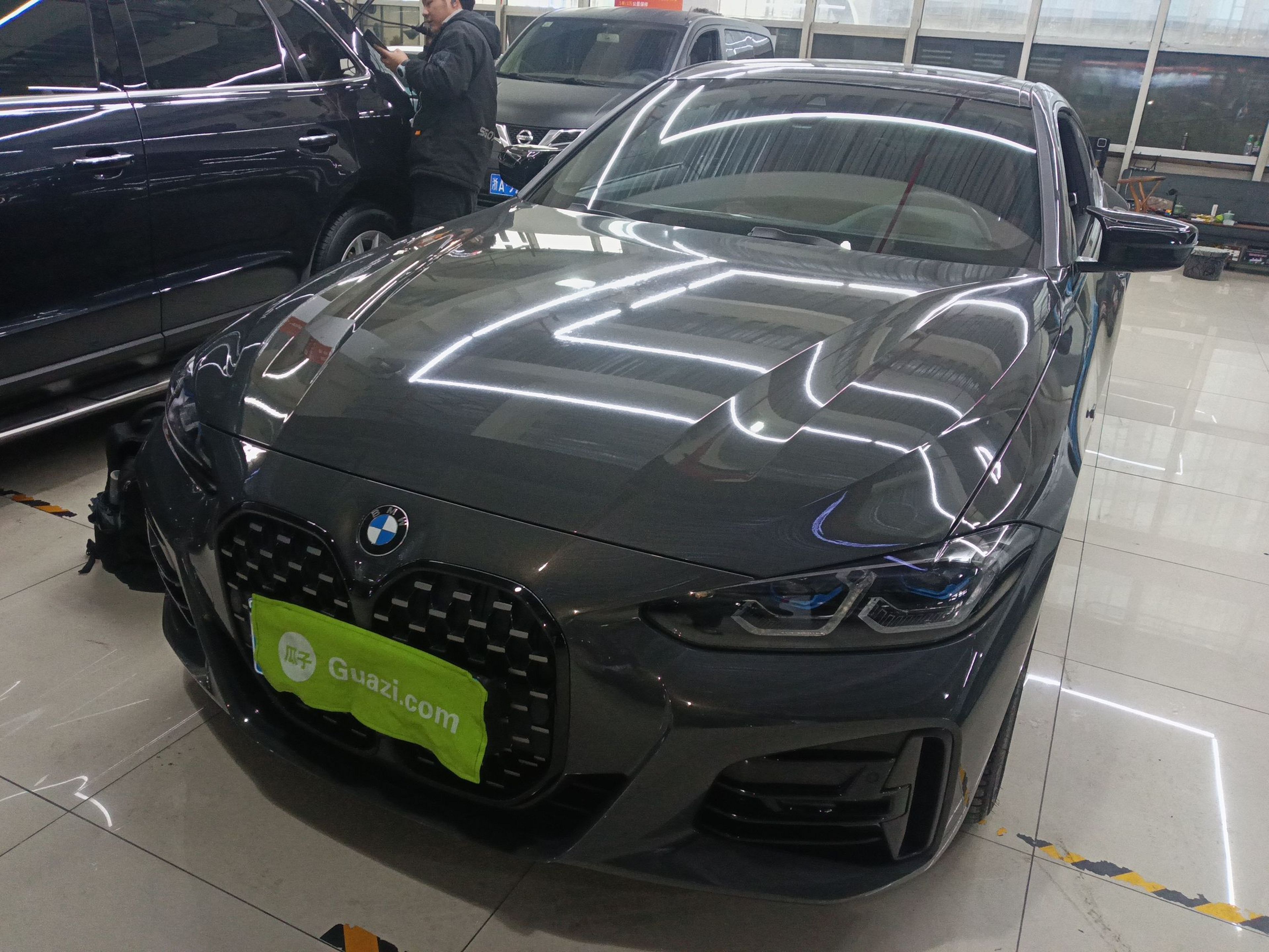 تحت مقدمة السيارة