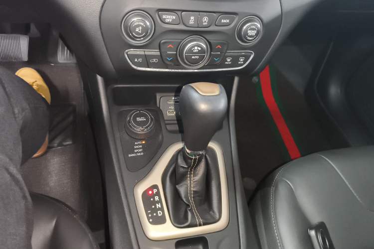 Used  Cherokee 2017 2.4L Professional Edition
