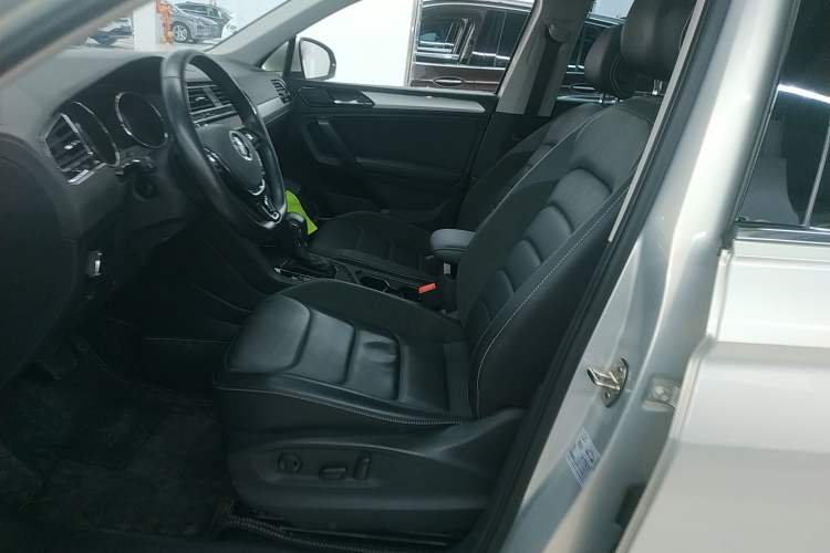 Used Volkswagen Tiguan L 2020 330TSI Automatic Two-Wheel Drive Panoramic Comfort Edition China VI Standard
