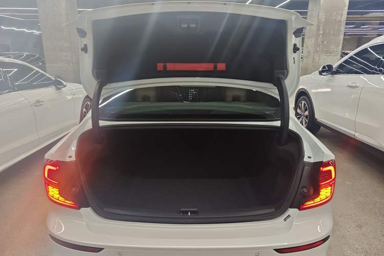 Used Volvo S60 2025 B4 Zhiyi Luxury Edition
