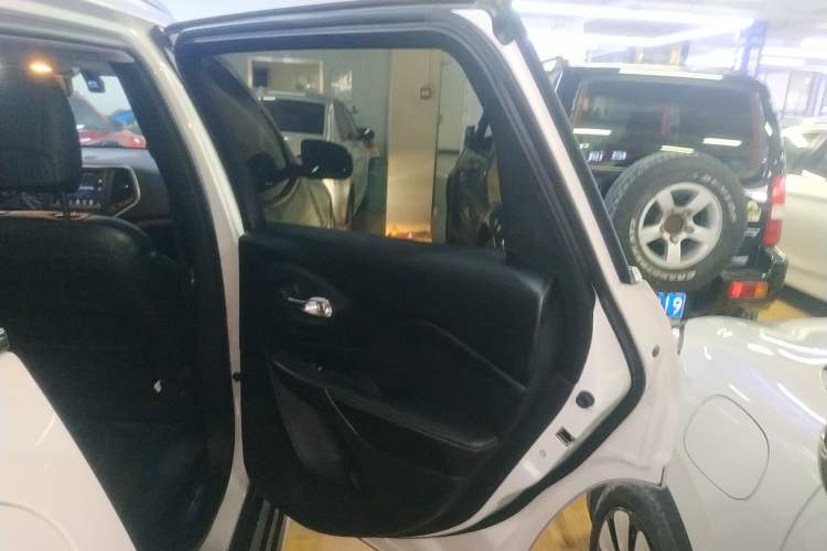 Used  Cherokee 2017 2.4L Excellence Edition
