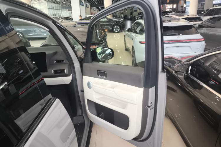 Used Li Auto MEGA 2024 Ultra Model
