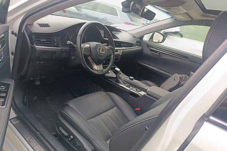 Used Lexus ES 2015 300h Comfort Edition
