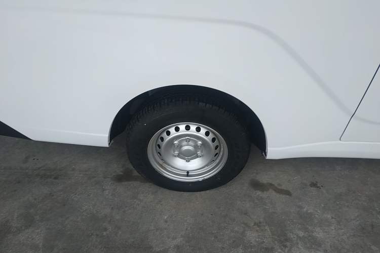 Used Wuling Yangguang 2024 300KM Comfort Version Passenger Van 75kW
