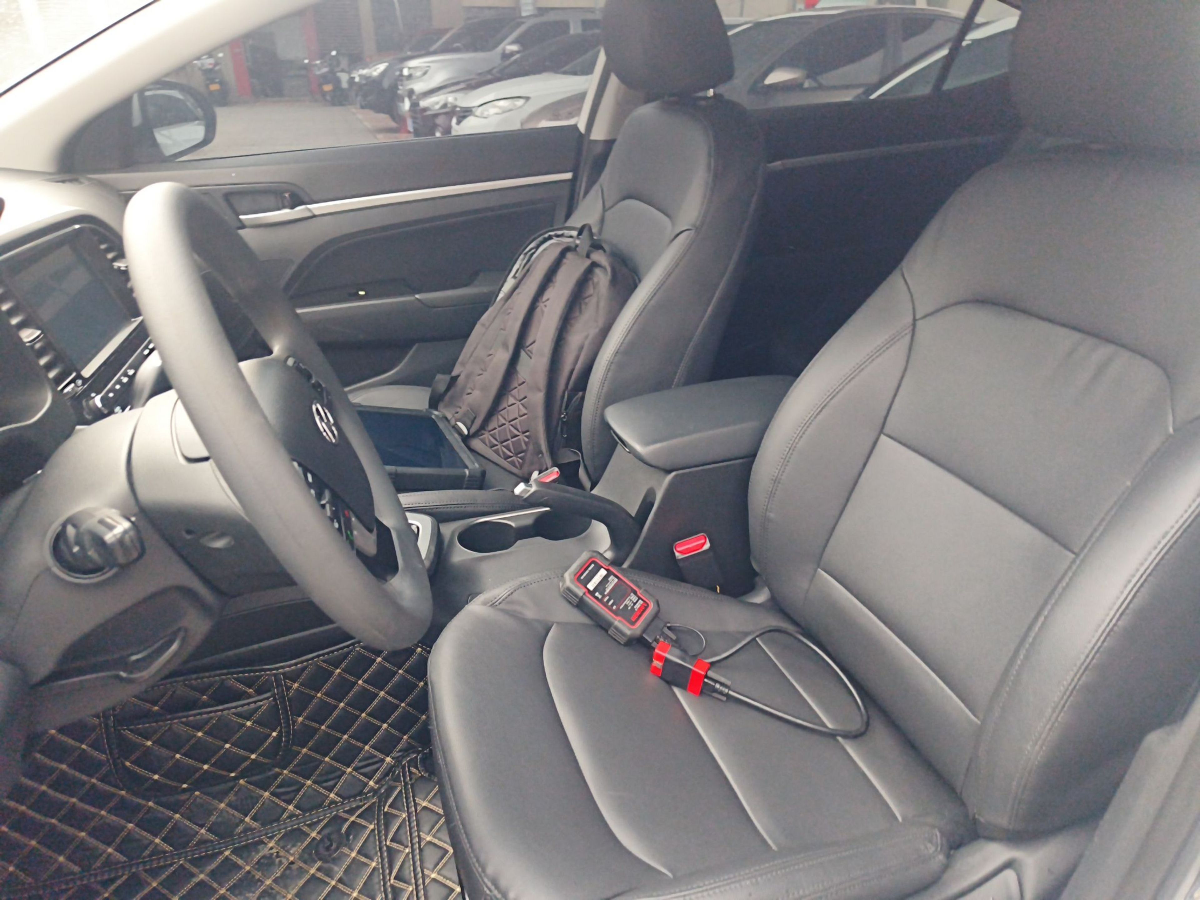 المقاعد الأمامية داخل السيارة