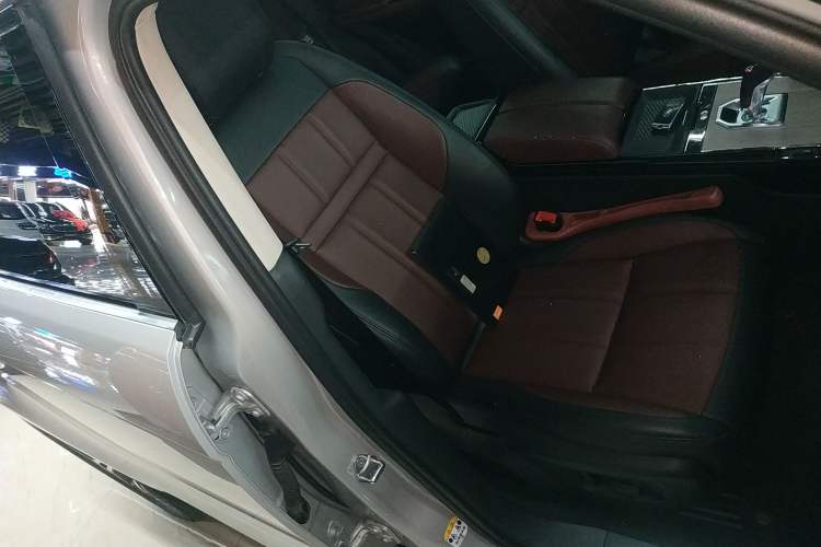 Used Land Rover Range Rover Evoque 2021 Range Rover Velar 249 PS R-Dynamic S Performance Edition
