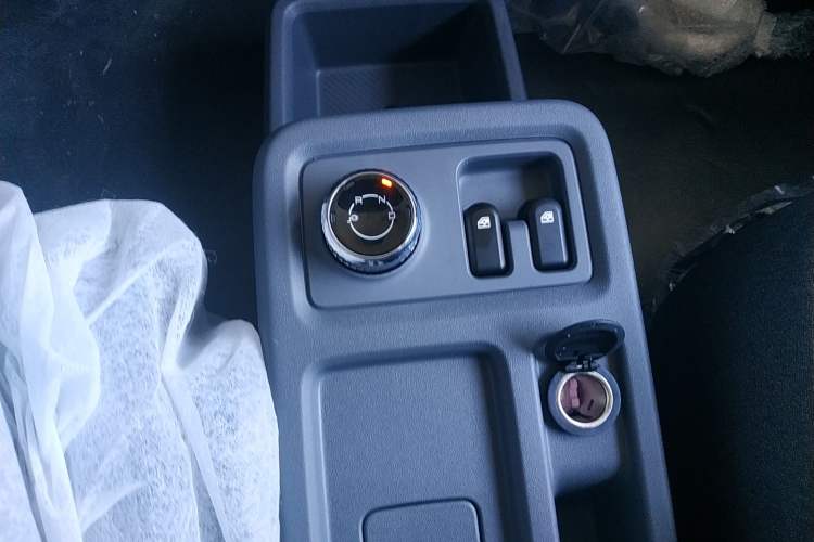 Used Wuling Yangguang 2024 300KM Comfort Version Passenger Van 75kW
