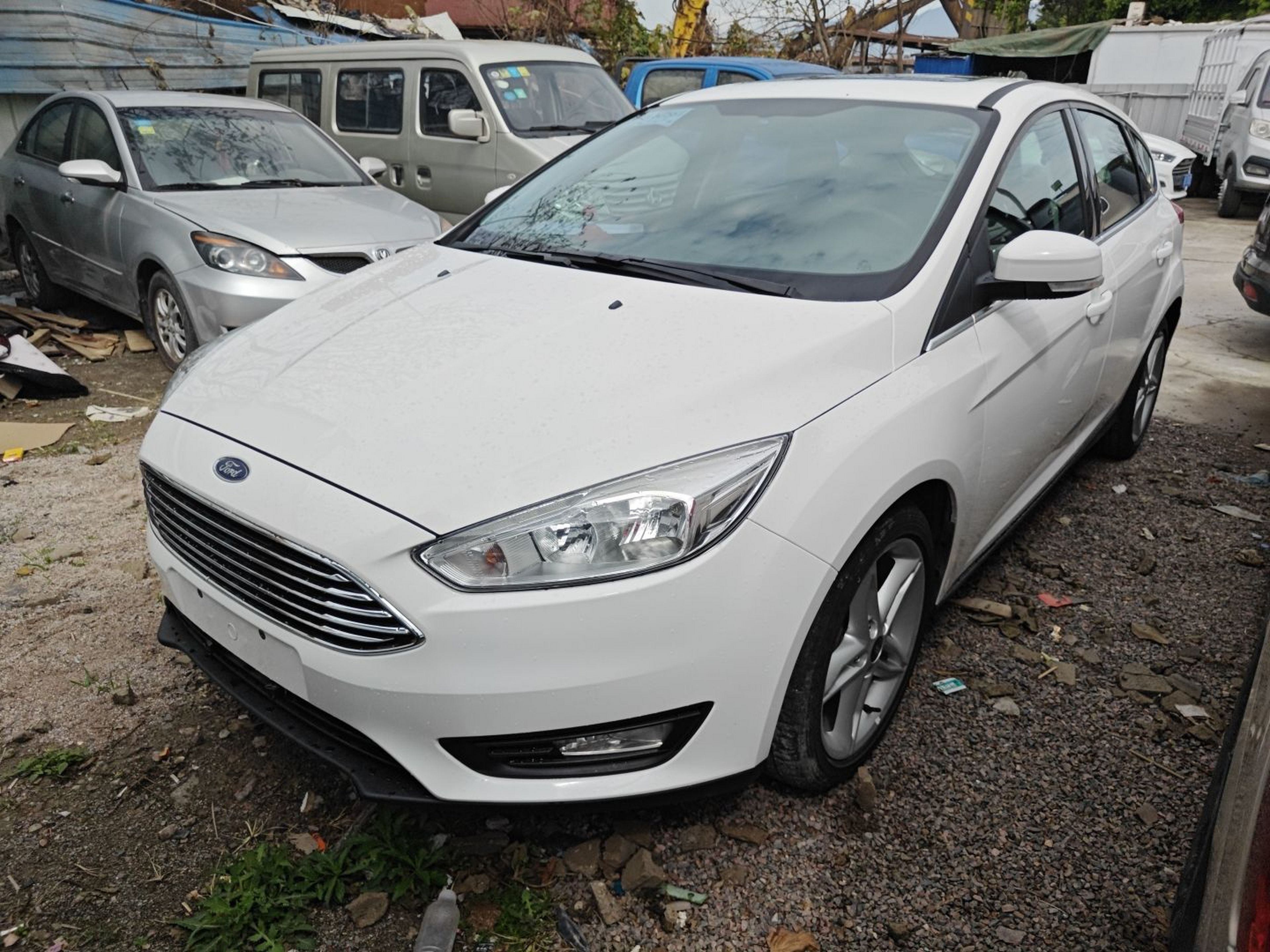 تحت مقدمة السيارة