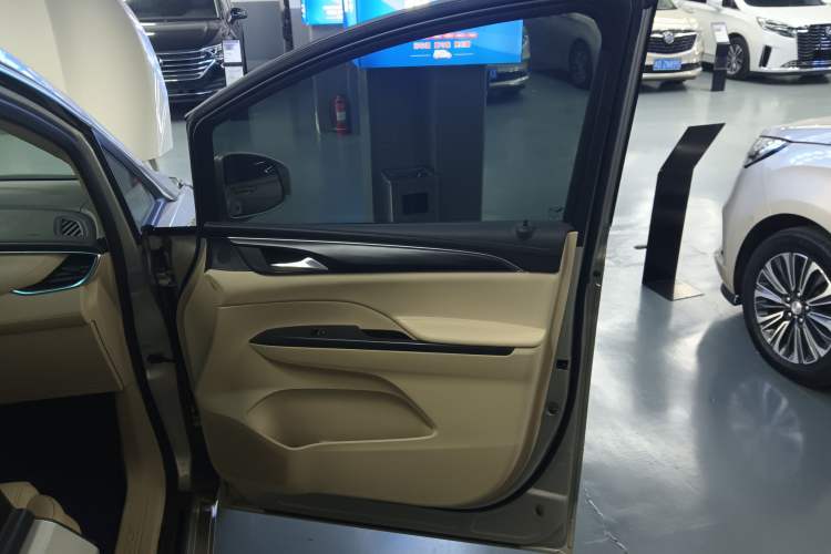 Used Buick GL8 2022 ES Landtrek 653T Luxury Edition