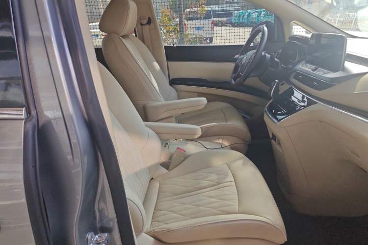 Used Buick GL8 2023 Facelifted Land Cruiser Executive Luxury Version
