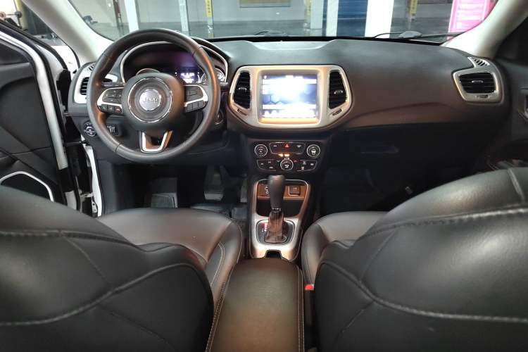 Used  Compass 2019 220T Automatic Enjoyment Version
