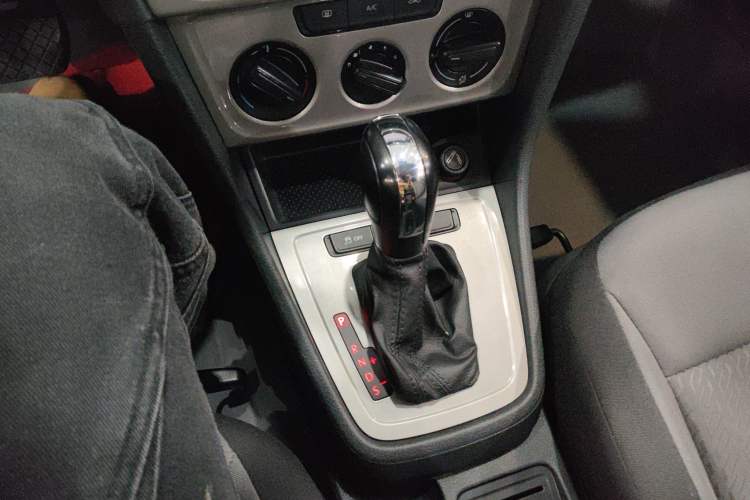 Used Volkswagen Gran Lavida 2013 1.6L Automatic Fashion Model
