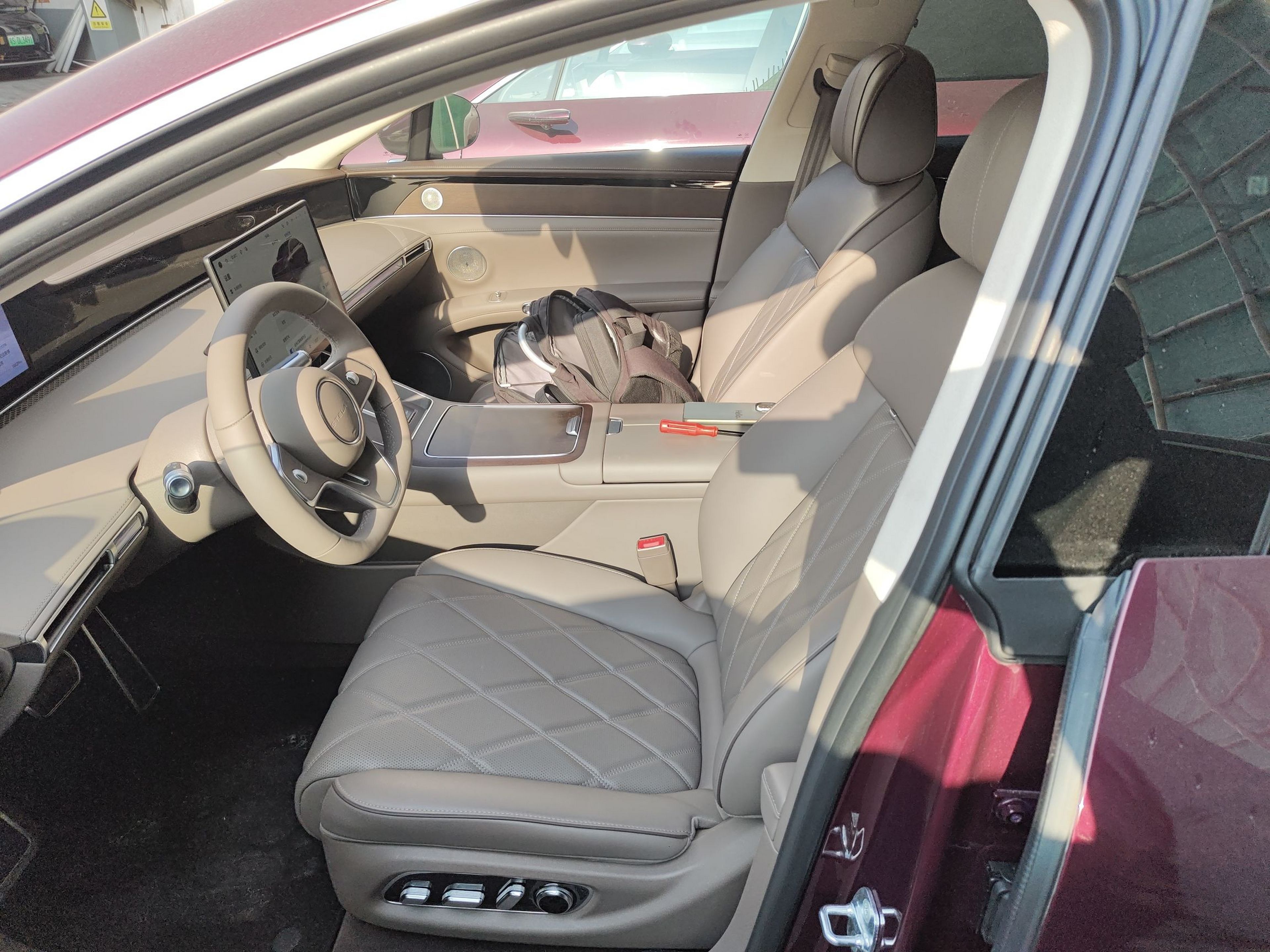 المقاعد الأمامية داخل السيارة