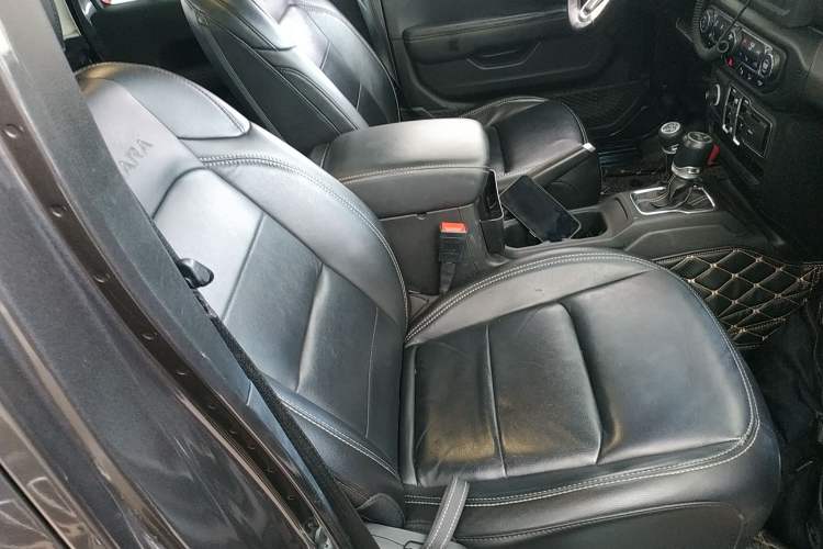 Used  Wrangler 2019 2.0T Sahara Four-Door Version China VI Emission Standard
