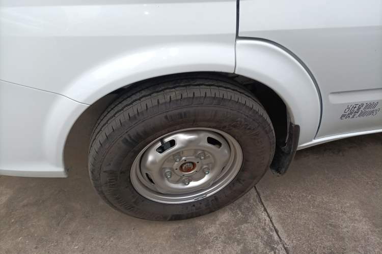 Used JMC Fushun 2023 2.0T Manual Short-Wheelbase Low-Roof Commercial Van 2/3 Seats with Lift-Up Tailgate