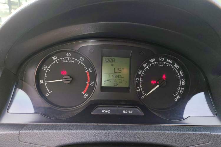 Used Skoda Rapid 2015 1.6L Manual Smart Selection Model
