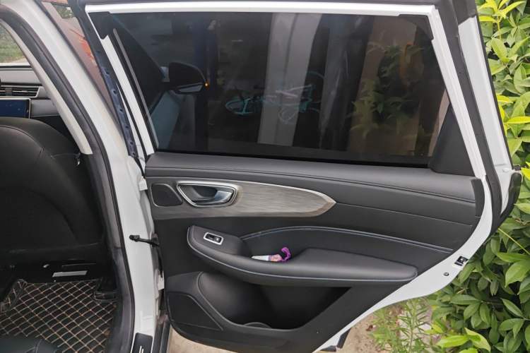 Used Roewe RX5 2023 PLUS 330TGI Automatic Trendsetting Smart Edition
