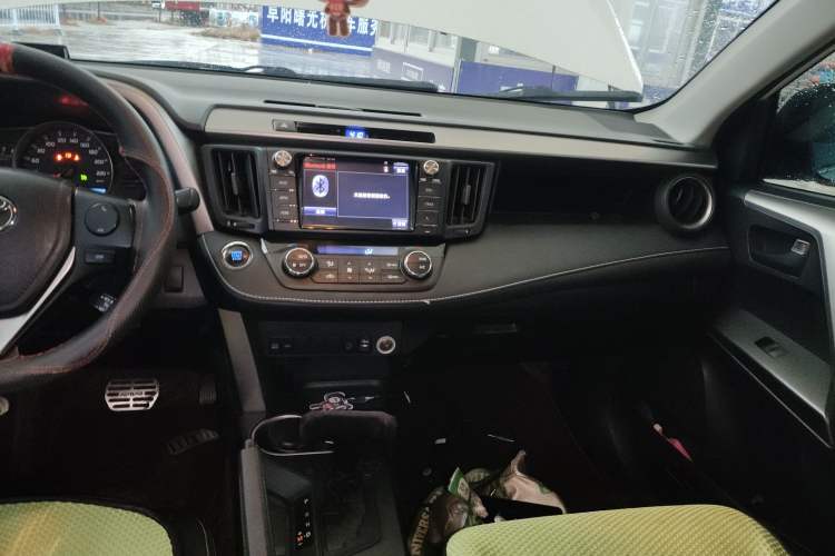 Used Toyota RAV4 2016 2.0L CVT Two-Wheel Drive Fashion Edition China V Standard
