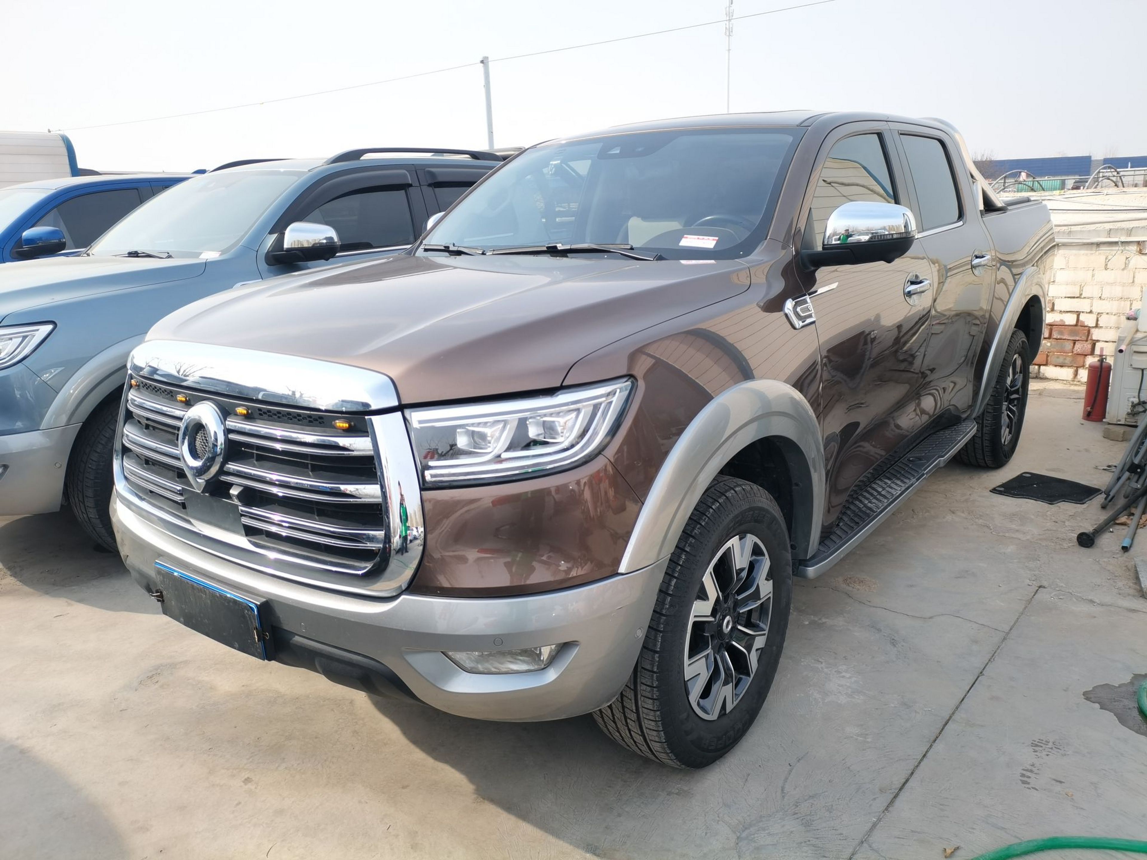 تحت مقدمة السيارة