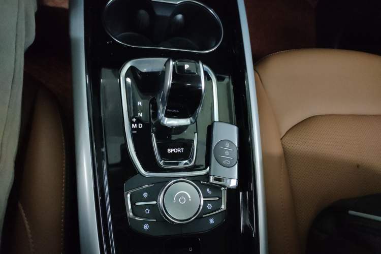 Used  Lingyun 2019 1.6T Two-Wheel Drive Diamond Edition
