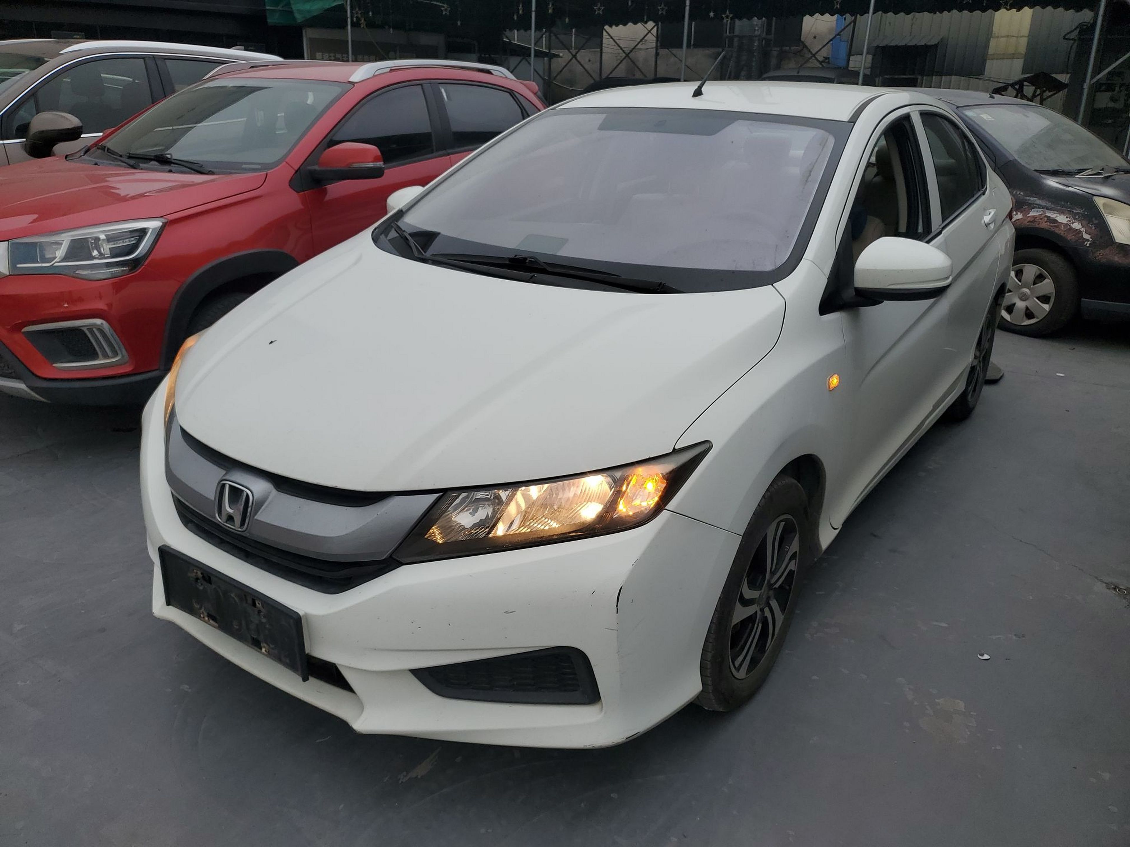 Под передней частью автомобиля