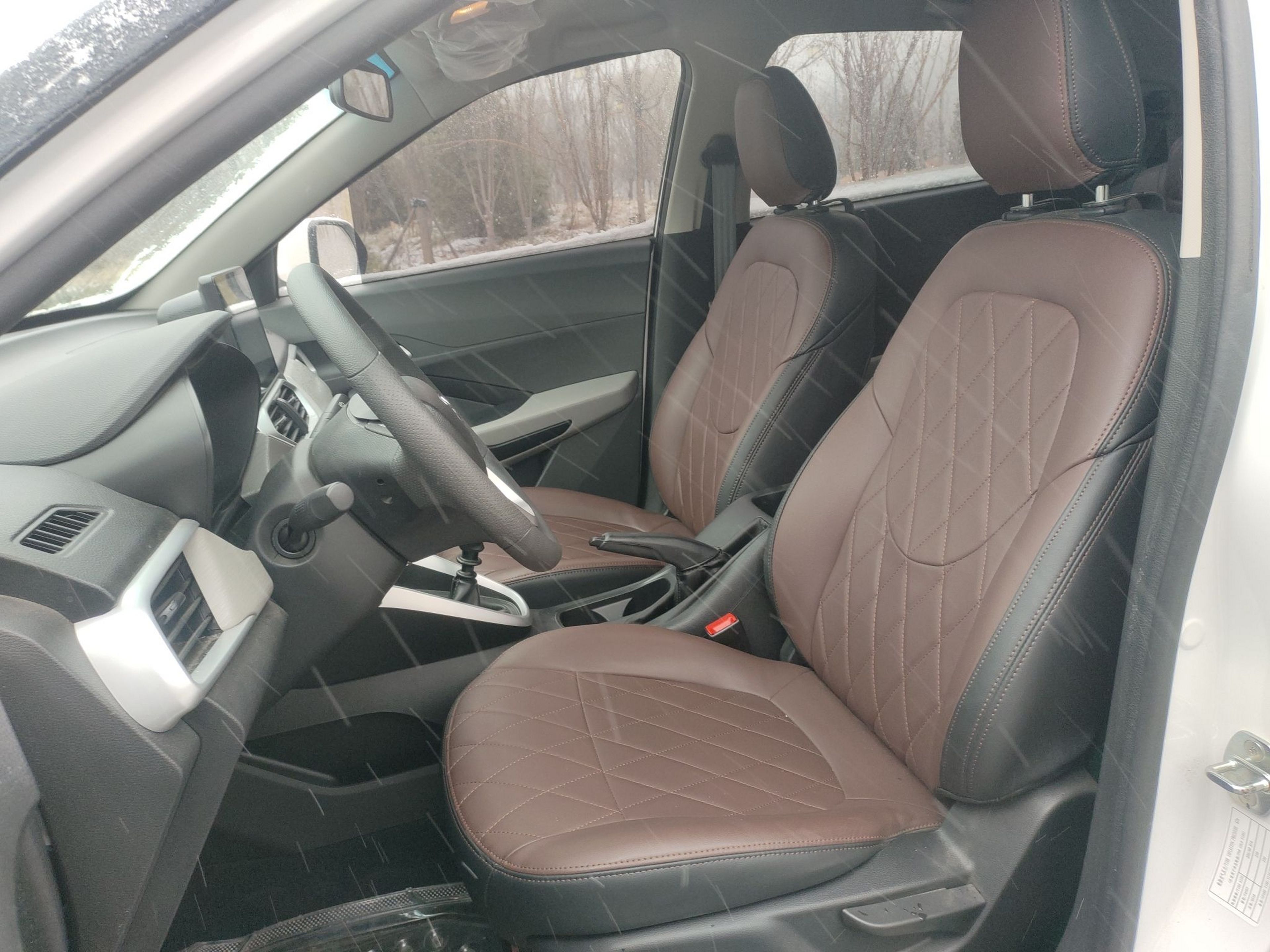 المقاعد الأمامية داخل السيارة