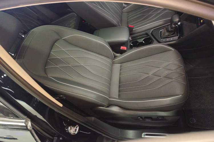 Used Volkswagen Tiguan L 2023 330TSI Automatic Two-Wheel Drive R-Line Enjoyment Edition
