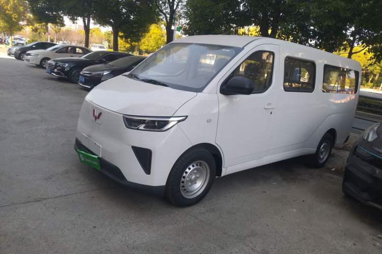 Used Wuling Yangguang 2024 300km Comfort-Grade Passenger Van 60kW