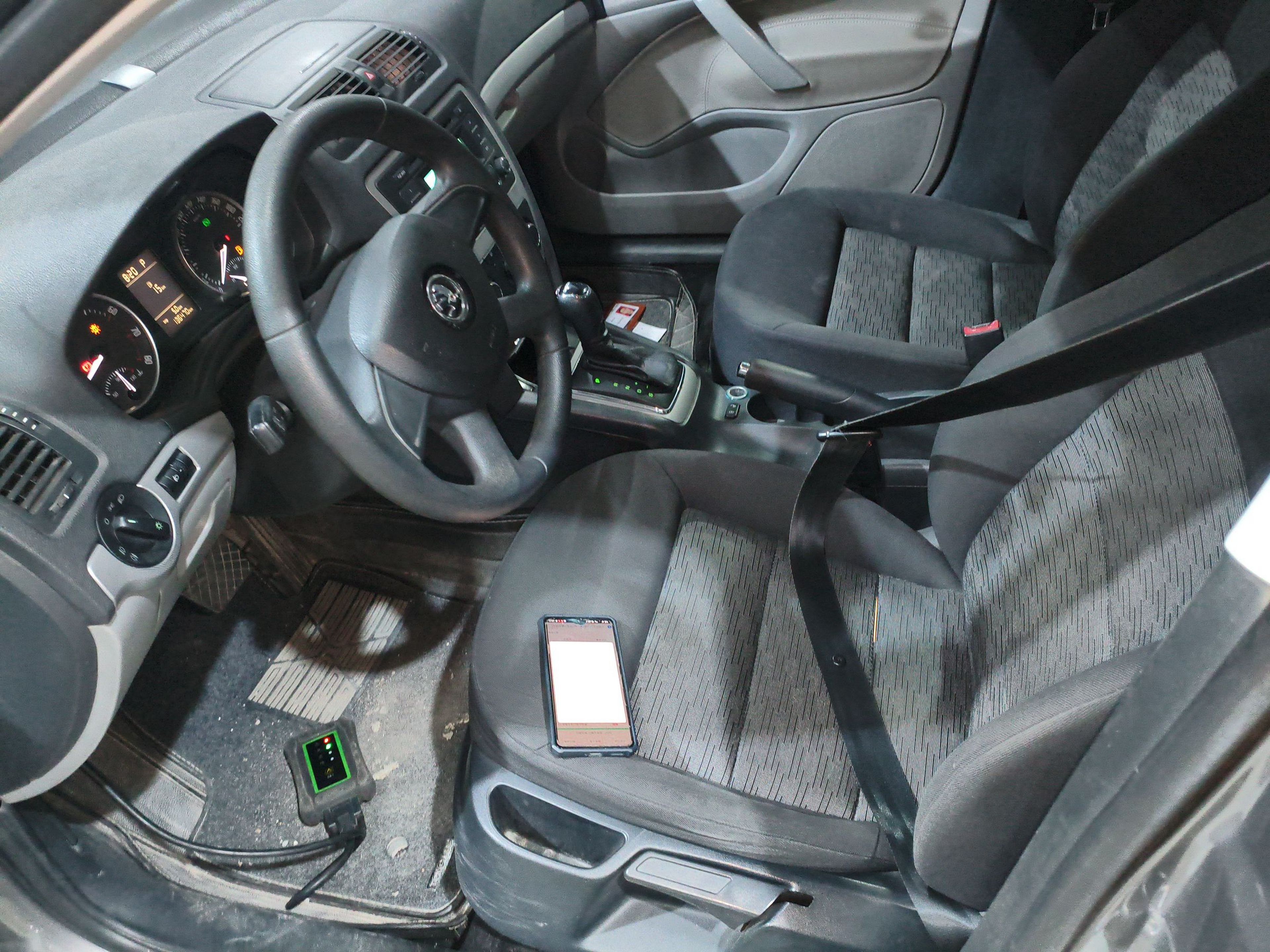 المقاعد الأمامية داخل السيارة