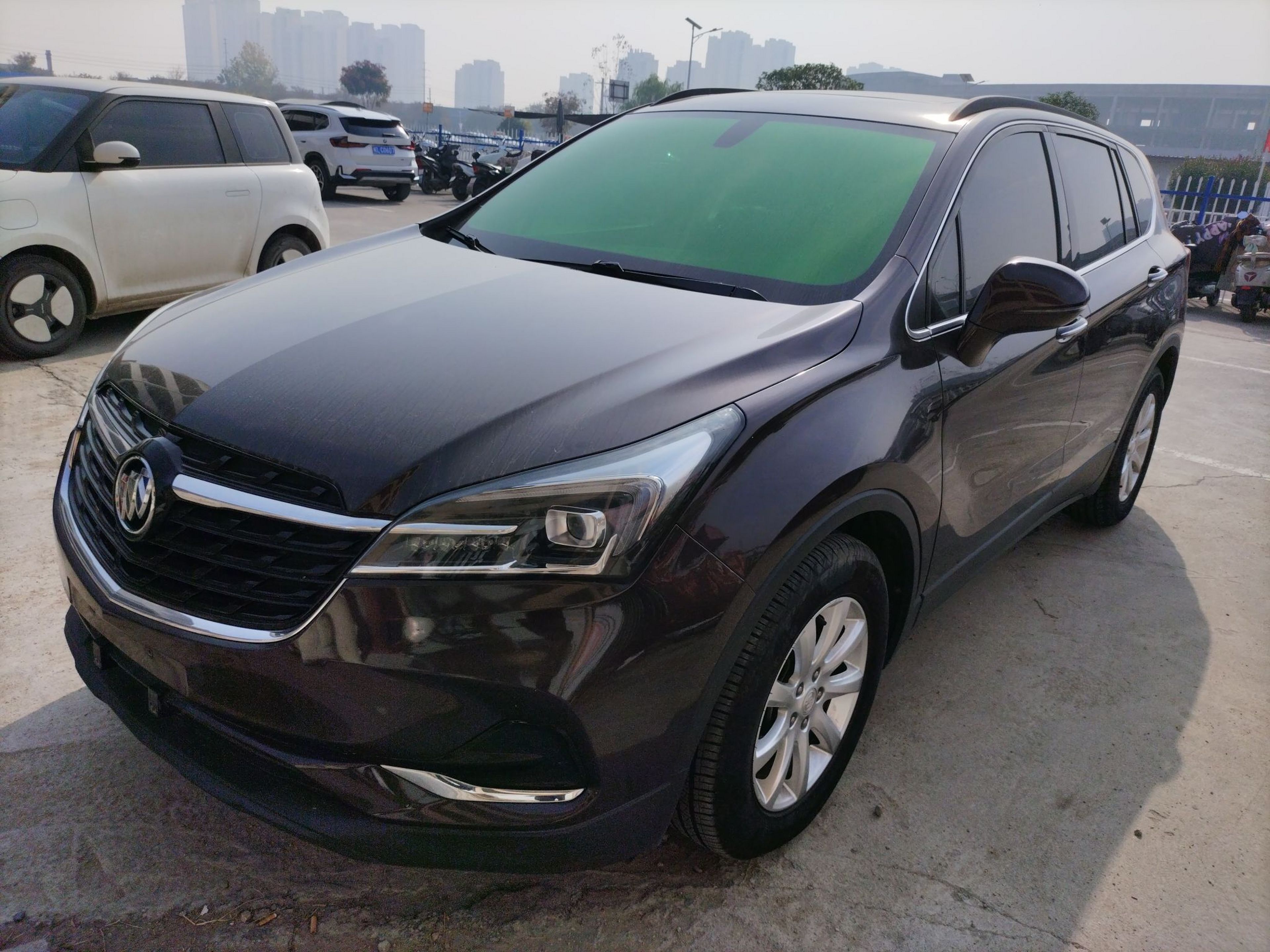 Под передней частью автомобиля