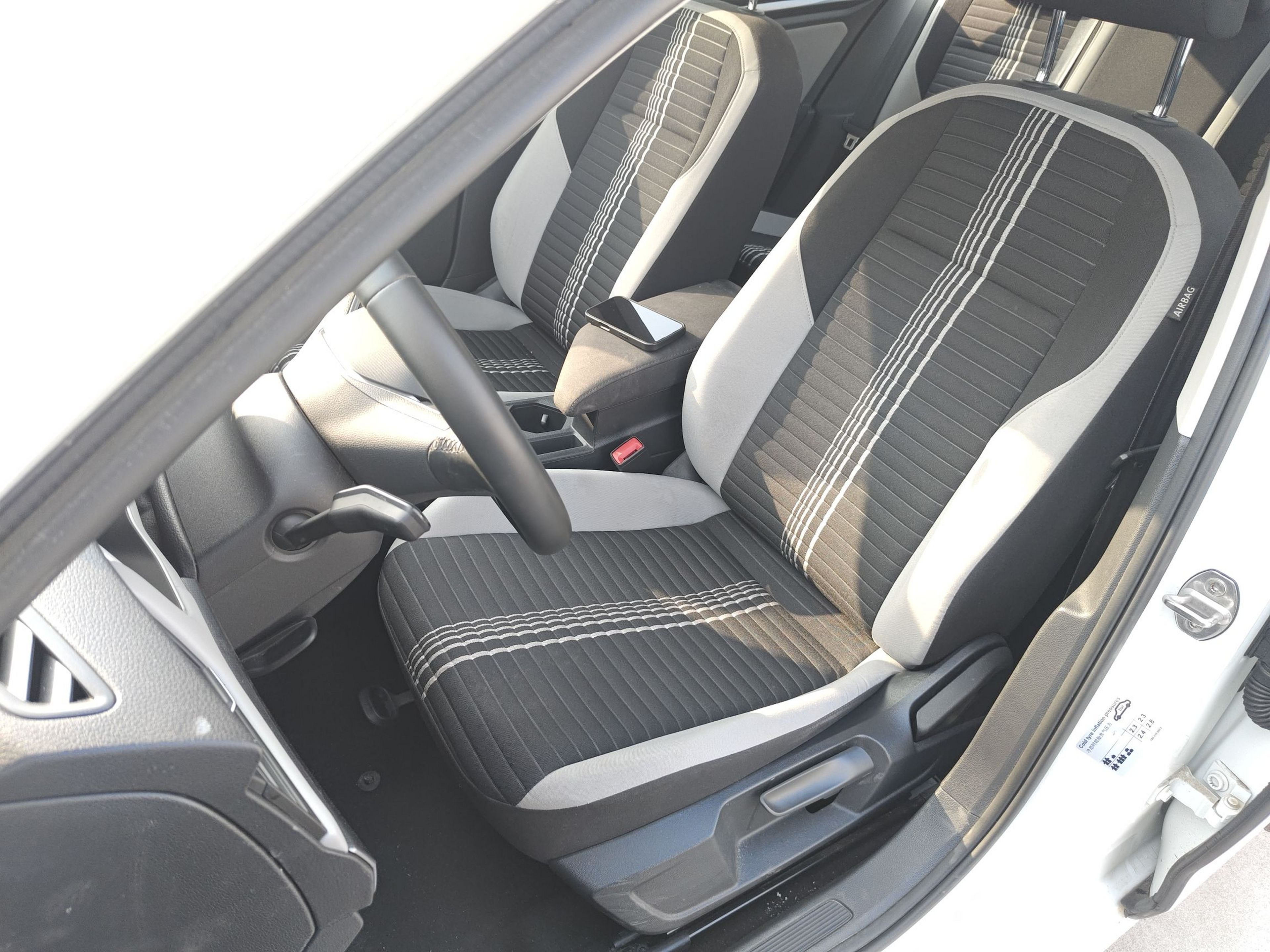 Переднее сиденье в автомобиле