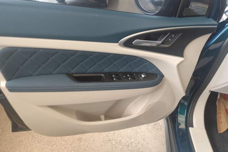 Used ORA Good Cat 2023 401 km Standard Range Prestige Version Lithium Iron Phosphate
