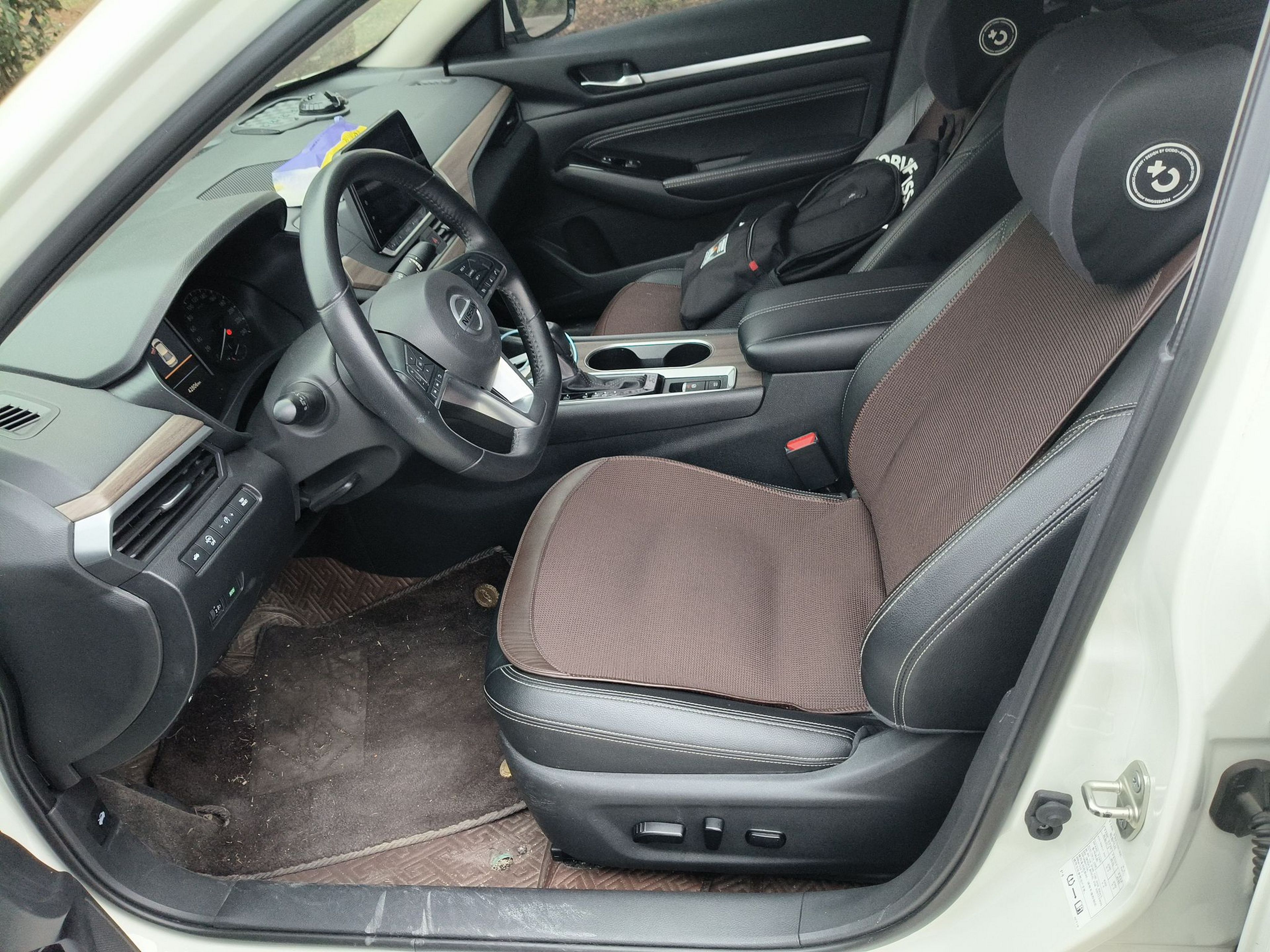 المقاعد الأمامية داخل السيارة