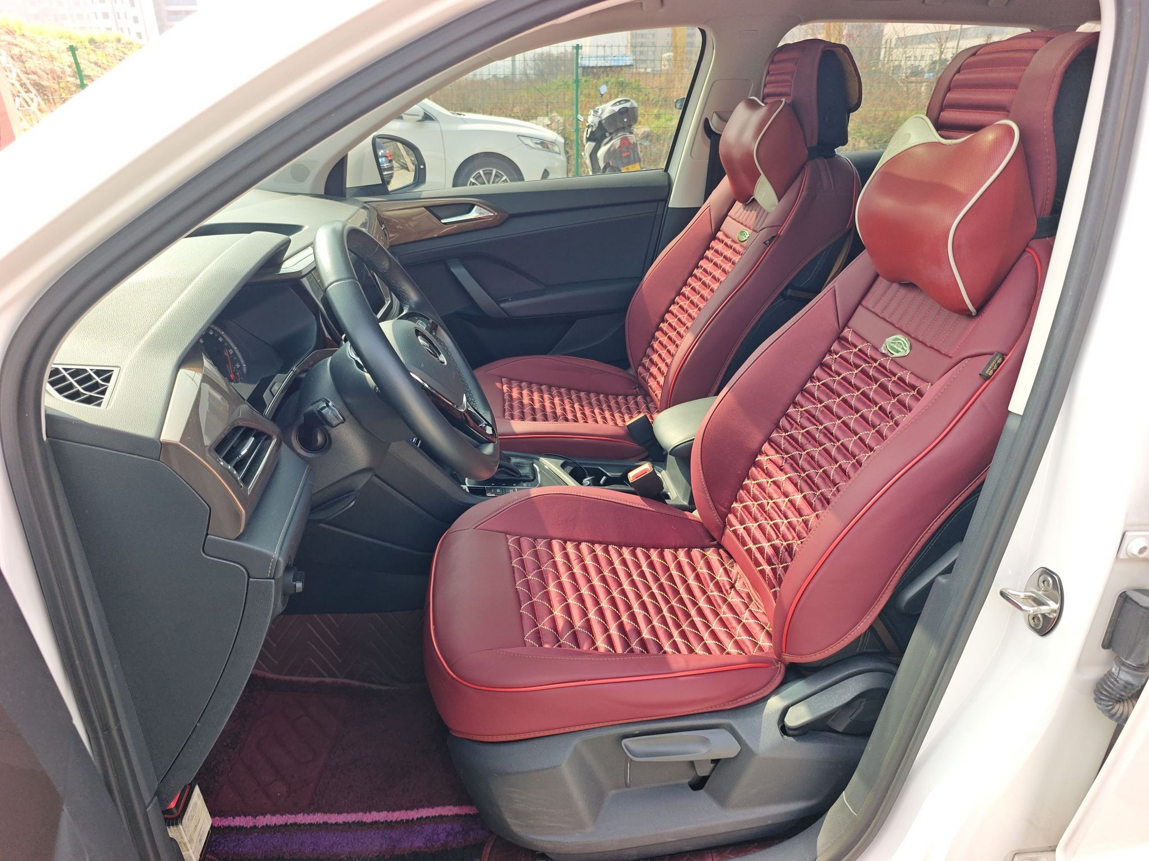 المقاعد الأمامية داخل السيارة