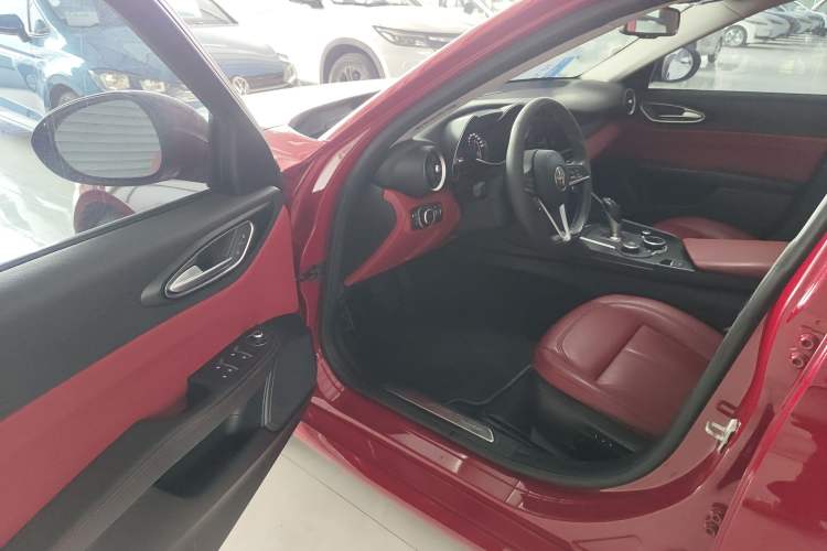 Used Alfa Romeo Giulia 2017 2.0T 200HP Luxury Edition
