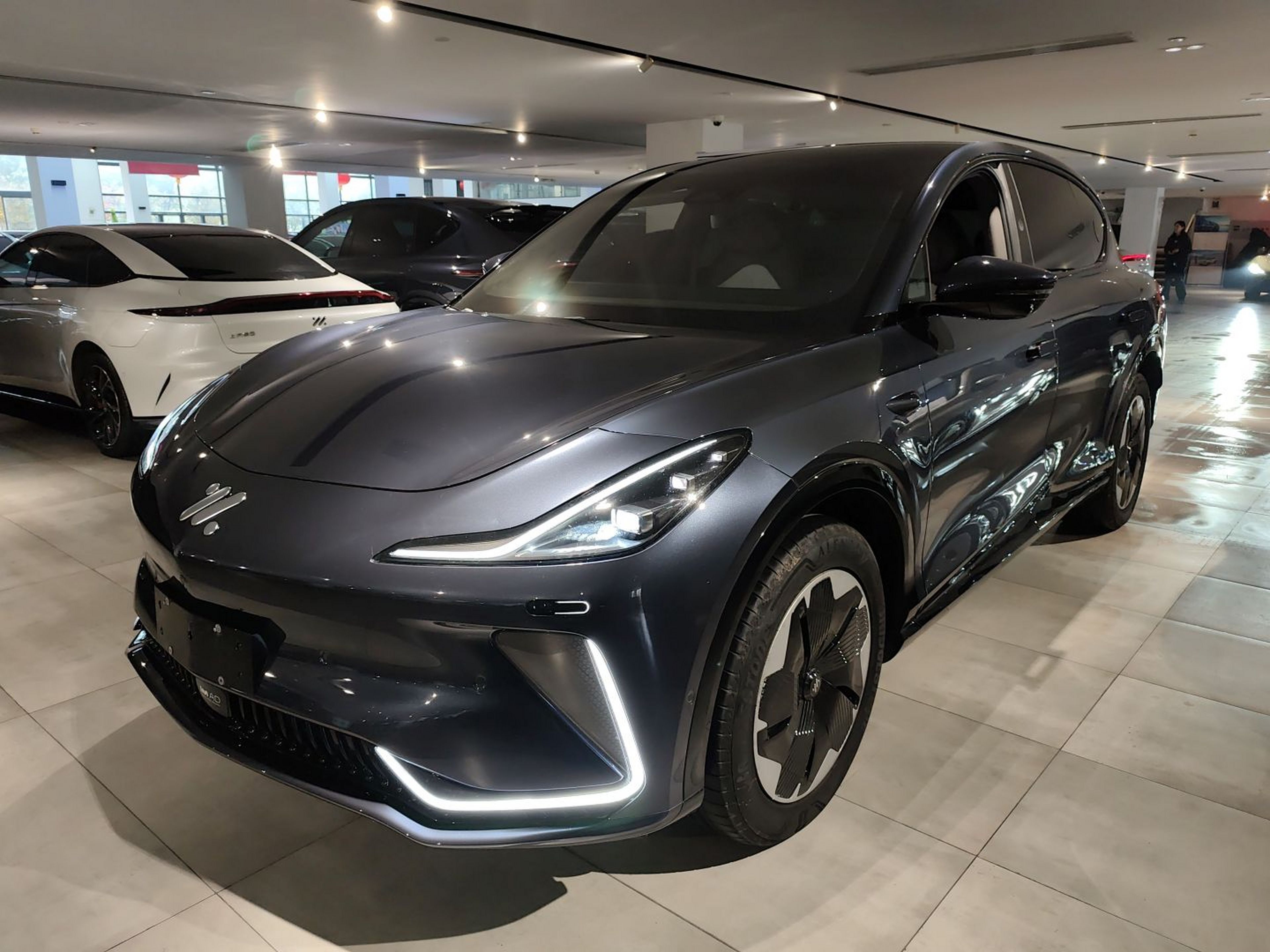 Под передней частью автомобиля