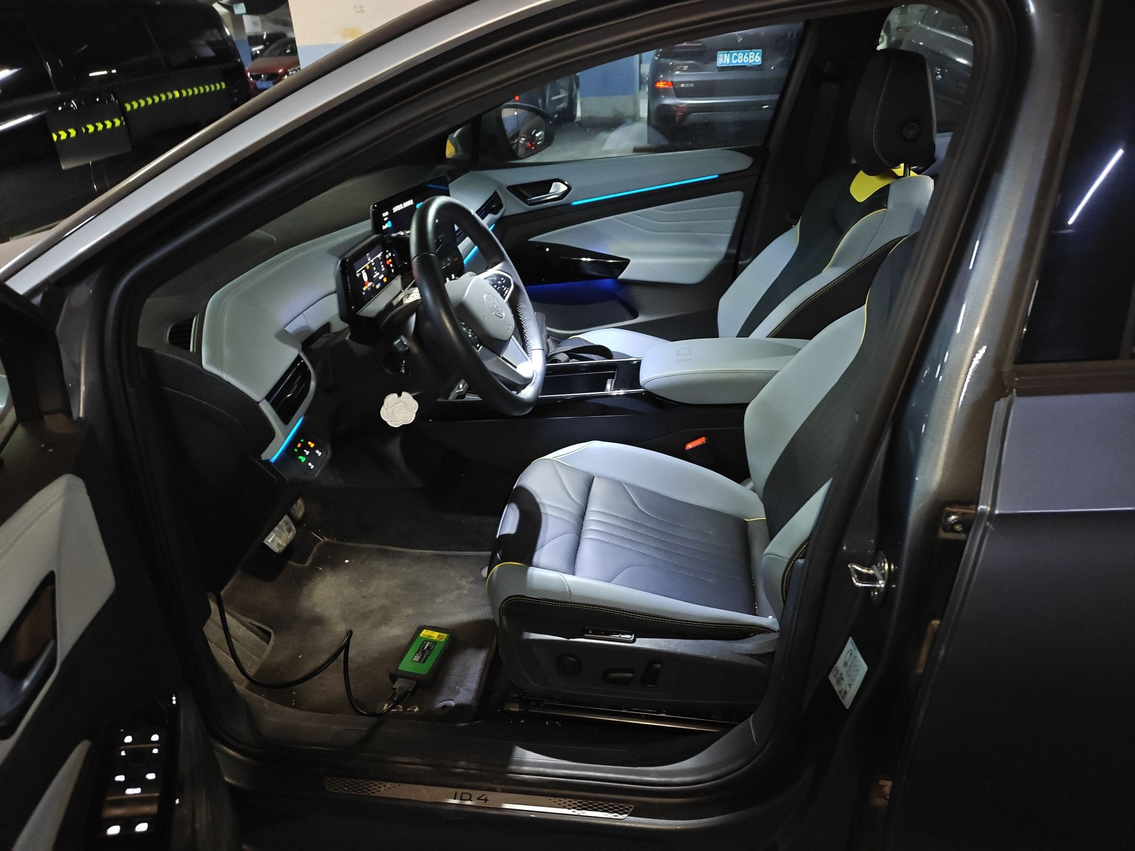 المقاعد الأمامية داخل السيارة