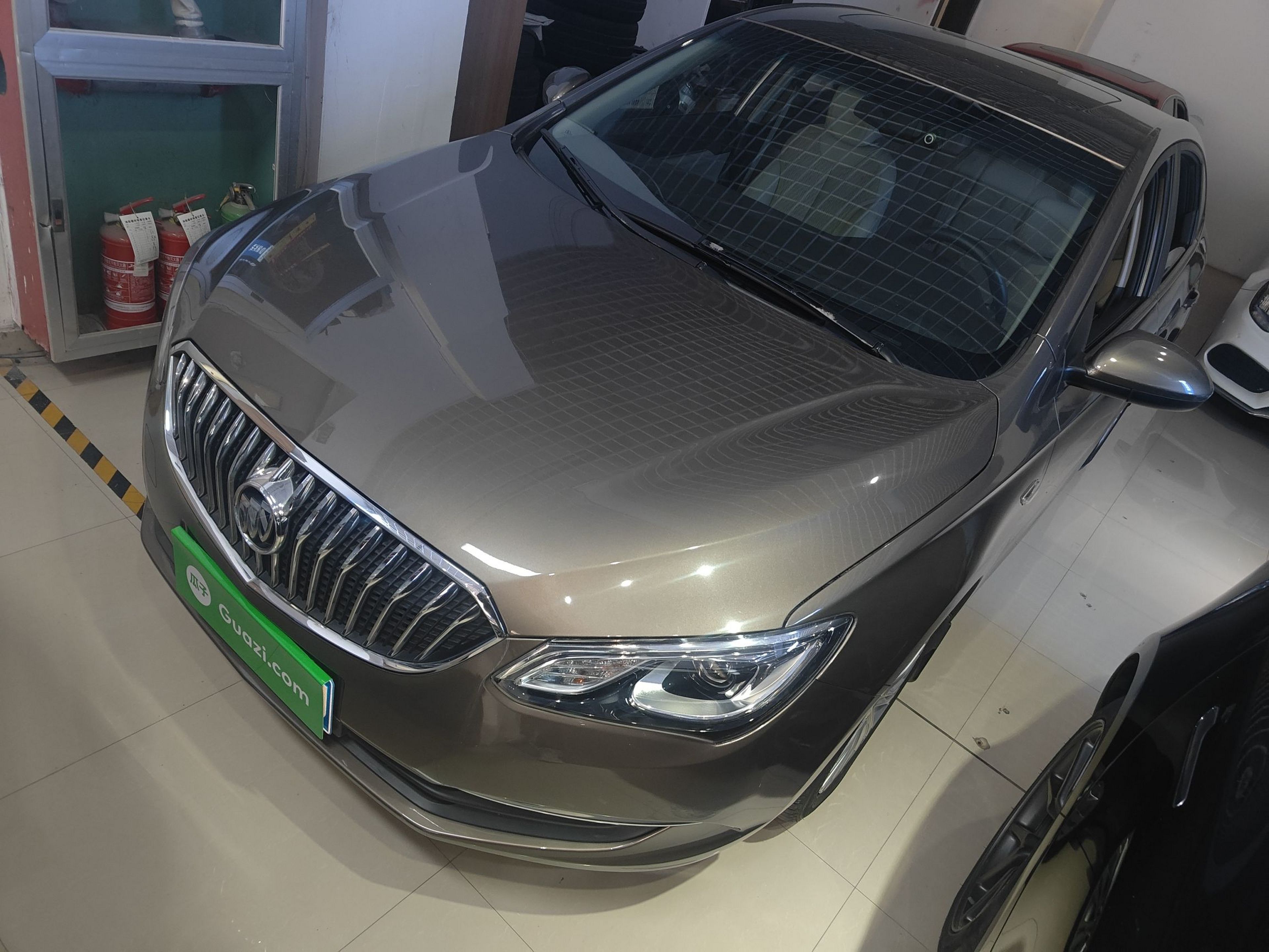 تحت مقدمة السيارة